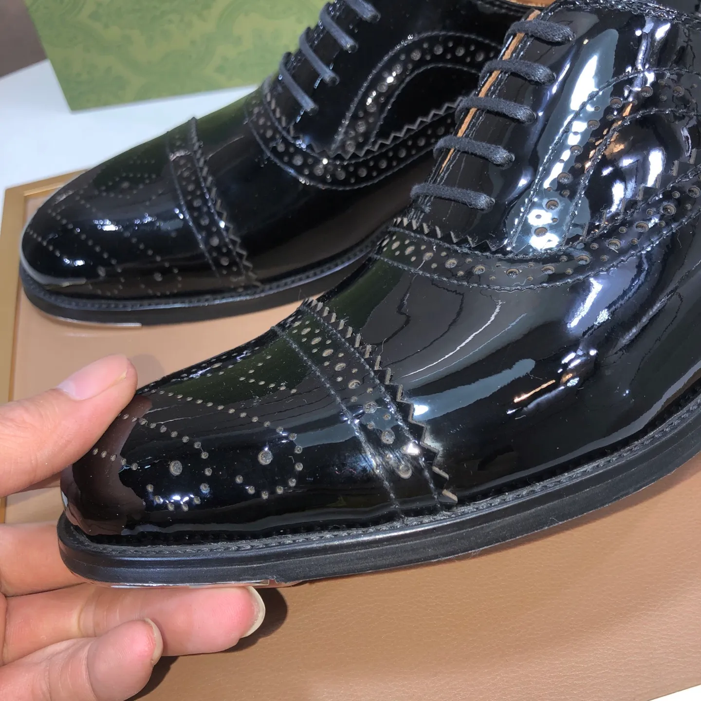 Men's shoes 💰660💰 Brand: GUCCI (Gucci) Standard code: Men's size 38/44 (45/46 can be customized) Grade: Same as the official website Original quality Material: Original cowhide Water-dyed cowhide lining Original rubber outsole Style category: Men's fashionable casual leather shoes Distinguished big-name luxury elements top luxury Color: Actual picture